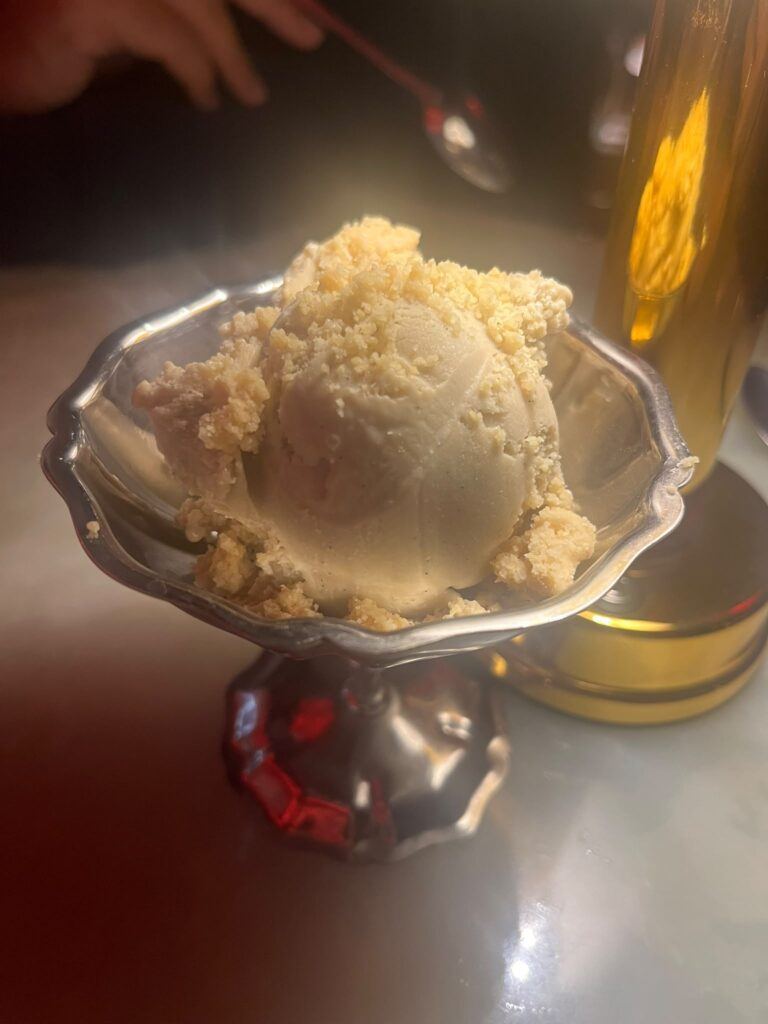 La glace vanille jasmin de Red Katz, en coupe d'argent