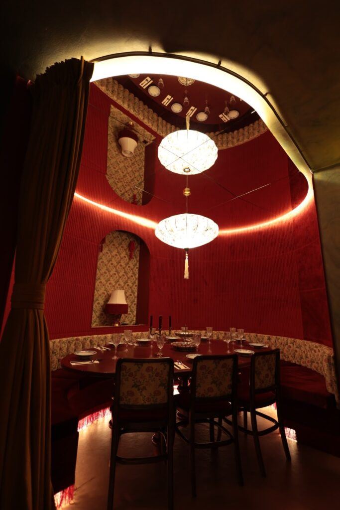 Le salon rouge de Red Katz, lanternes et banquette circulaire