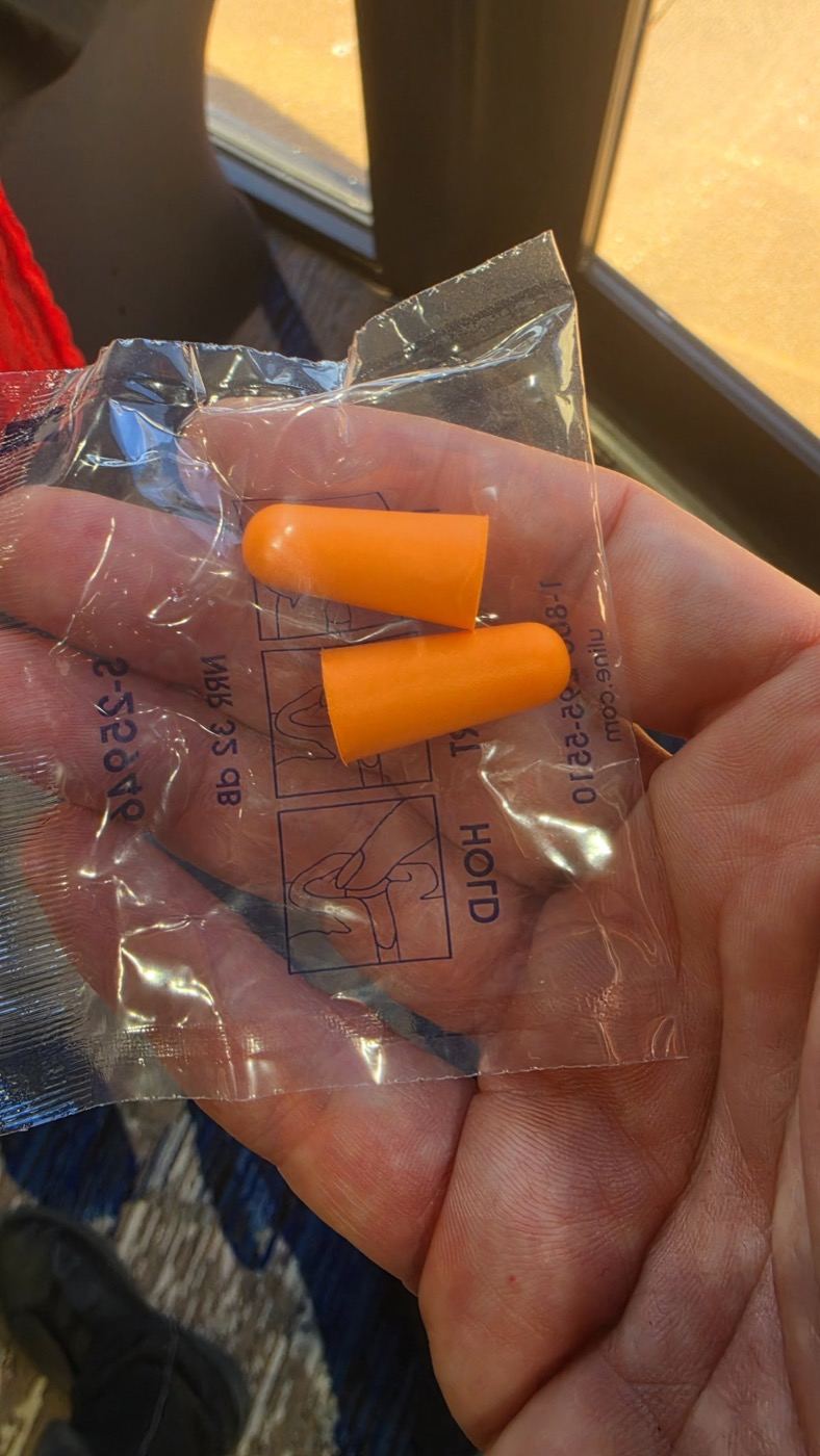 Bouchons d'oreille orange remis aux invités de la présentation du Tesla Roadster