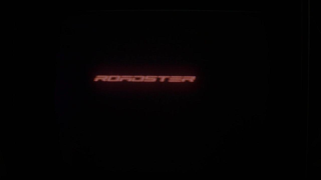 Logo Roadster en lettres rouges sur fond noir, à l'ouverture de la diffusion de Tesla