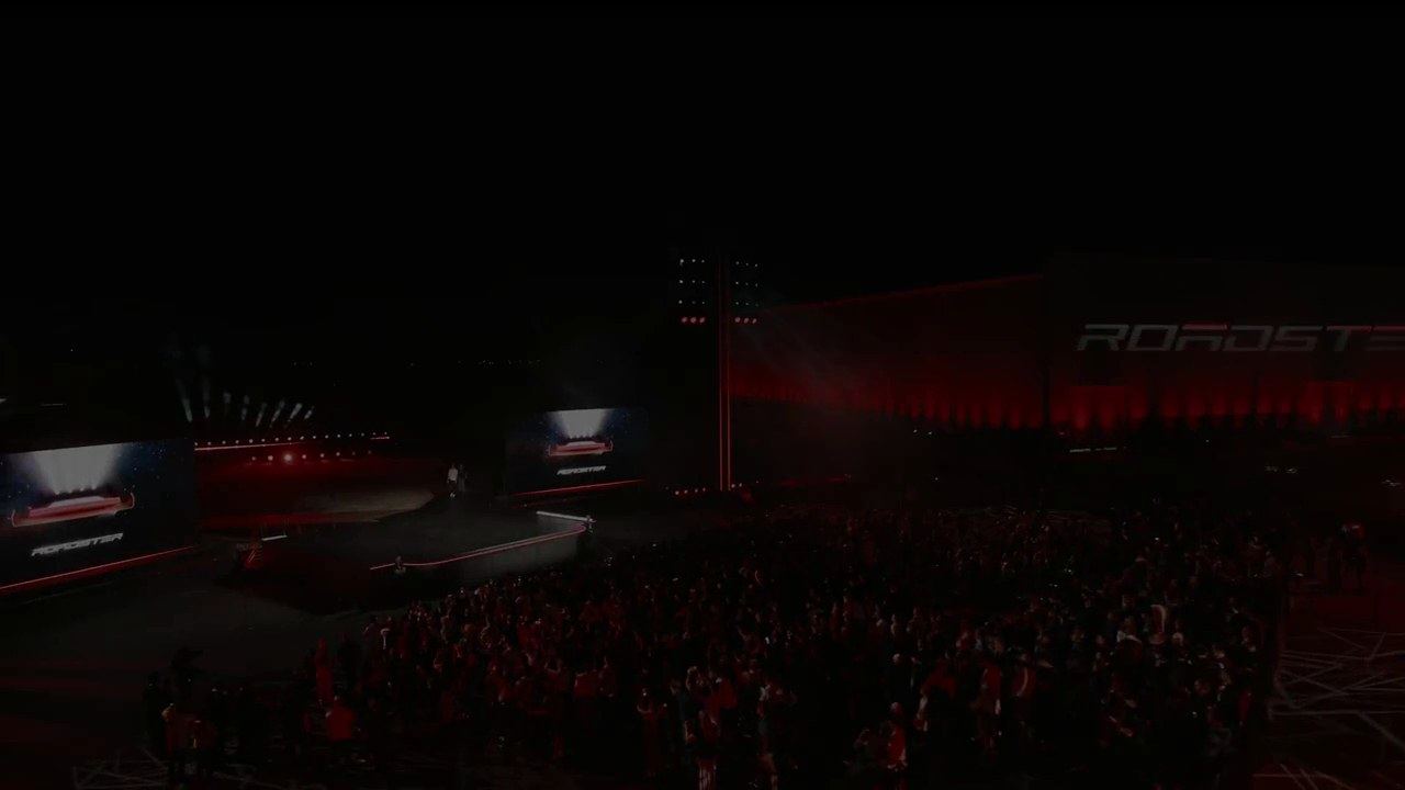 La scène de la présentation du Tesla Roadster à McGregor, avec le public et les écrans