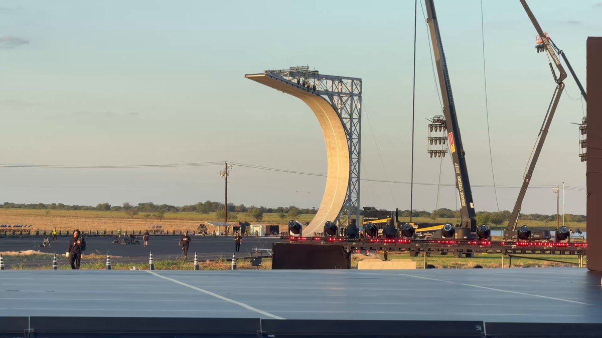 Rampe géante en forme de courbe dressée sur le site de McGregor avant la présentation du Tesla Roadster