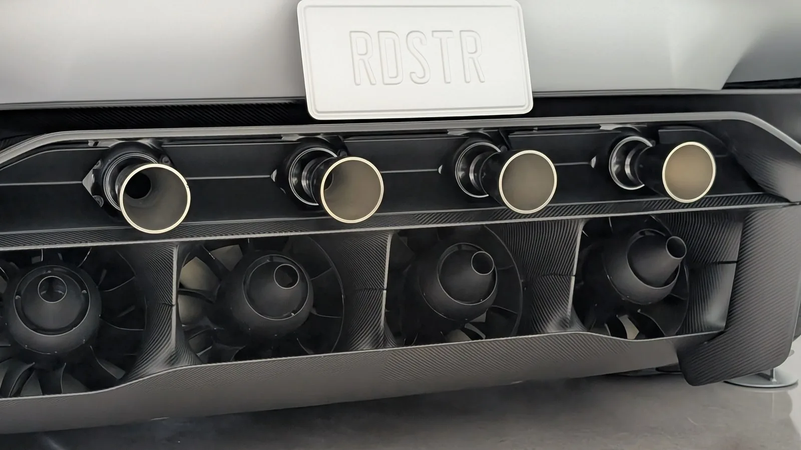 L'arrière du Tesla Roadster Thrust : quatre propulseurs au-dessus de quatre ventilateurs d'aspiration