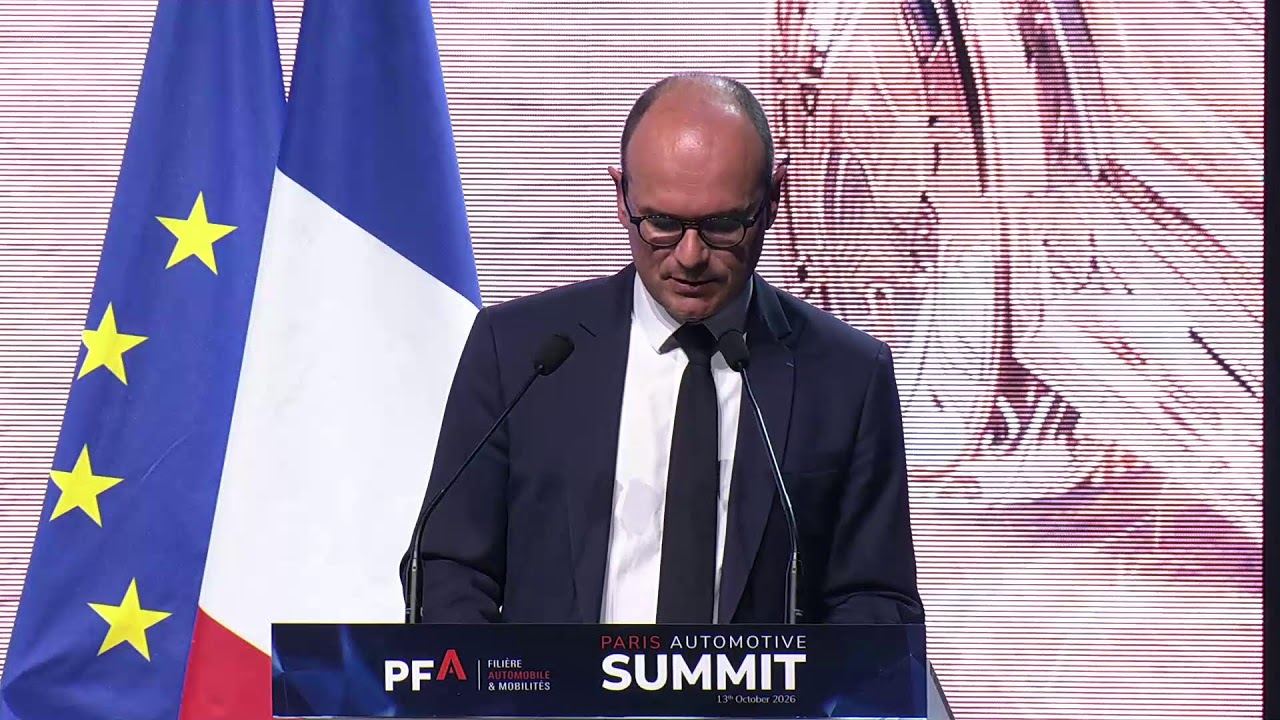 Sébastien Martin, ministre chargé de l'Industrie, au pupitre du Paris Automotive Summit 2026 devant les drapeaux français et européen