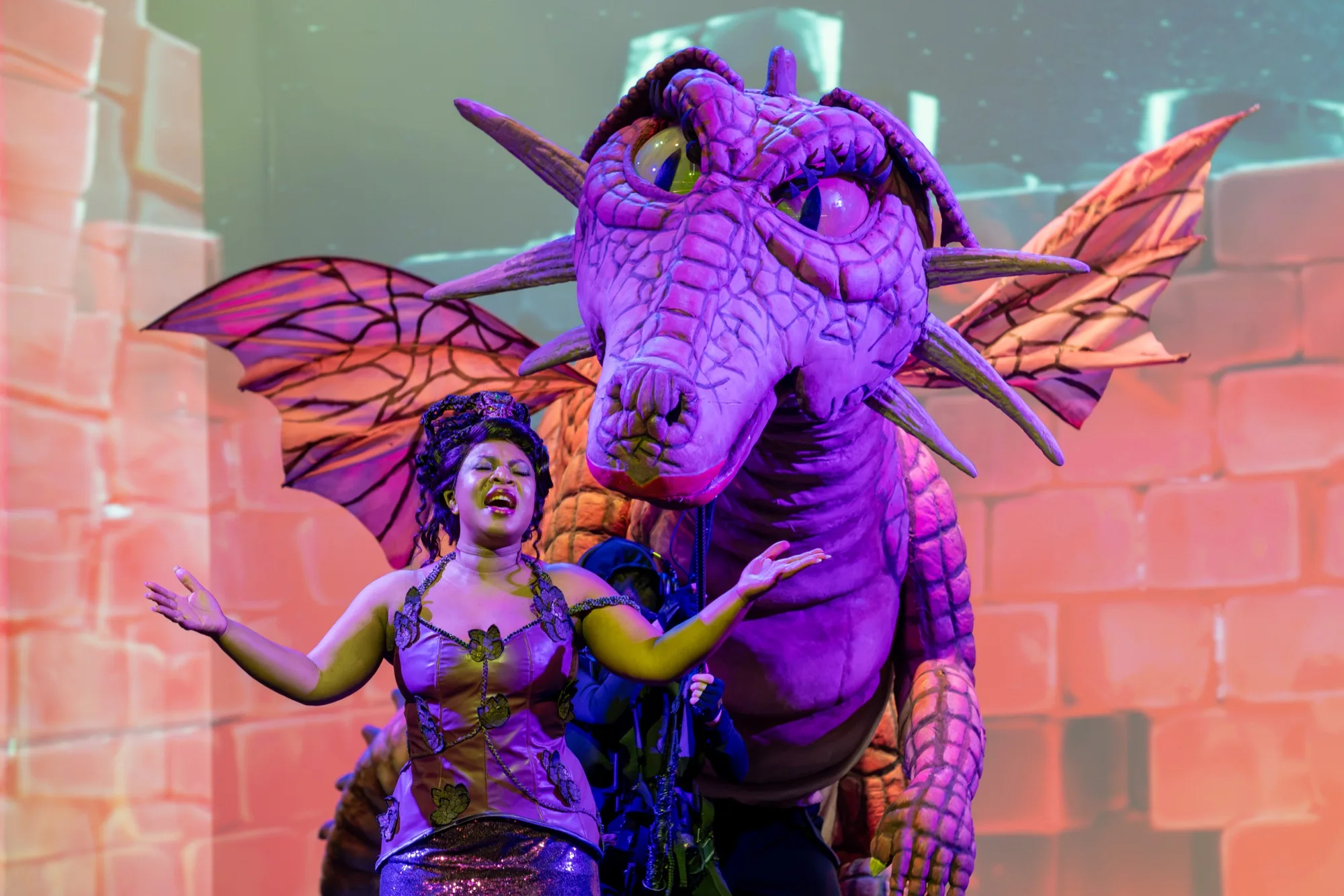 La Dragonne, marionnette géante de Shrek le Musical, avec sa chanteuse