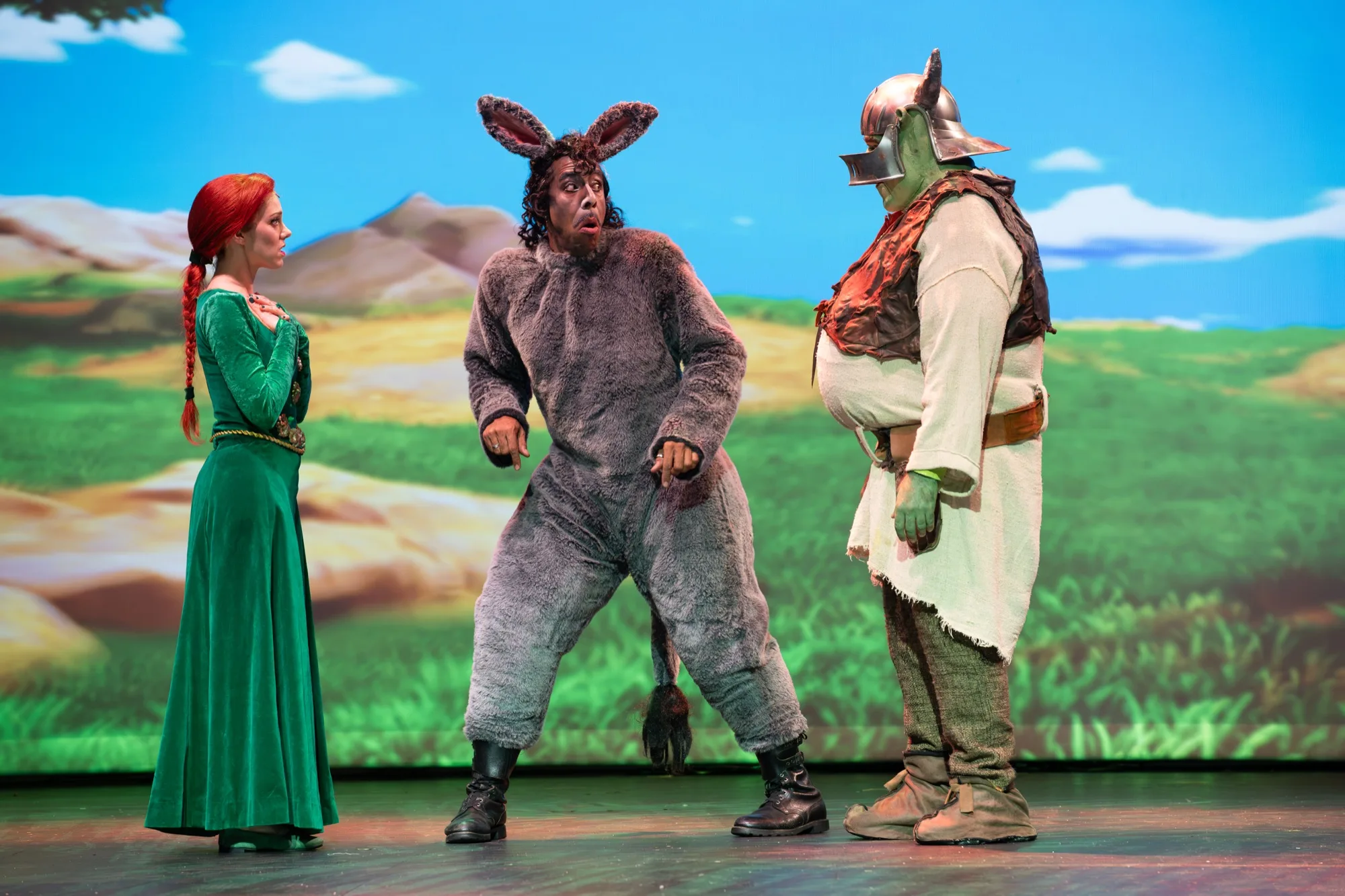 Fiona, l'Âne et Shrek sur la scène des Folies Bergère dans Shrek le Musical
