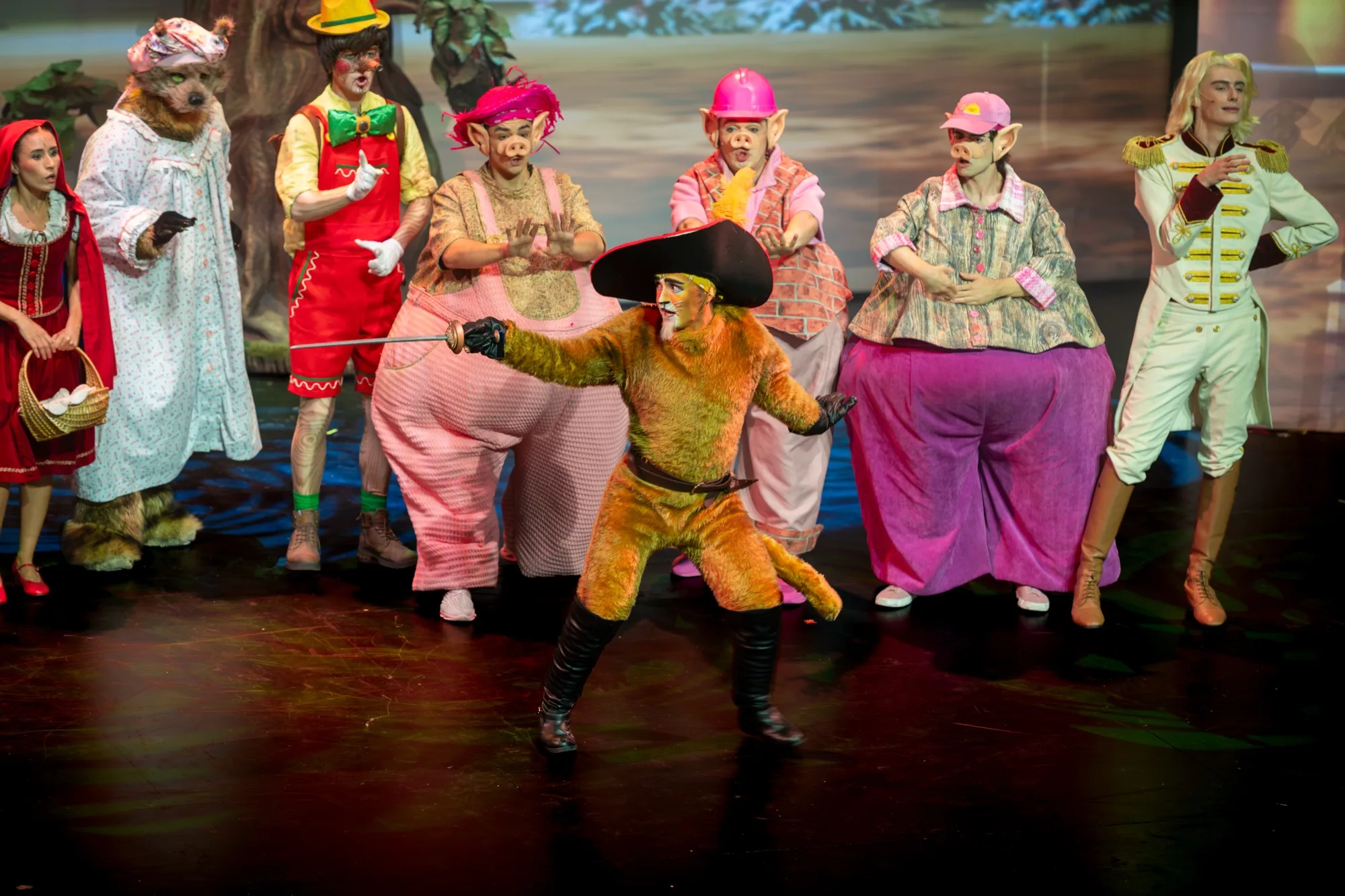 Les personnages de contes de fées et le Chat Potté dans Shrek le Musical