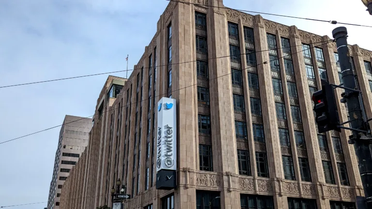 L'ancien siège de Twitter, devenu X, sur Market Street à San Francisco, en 2022