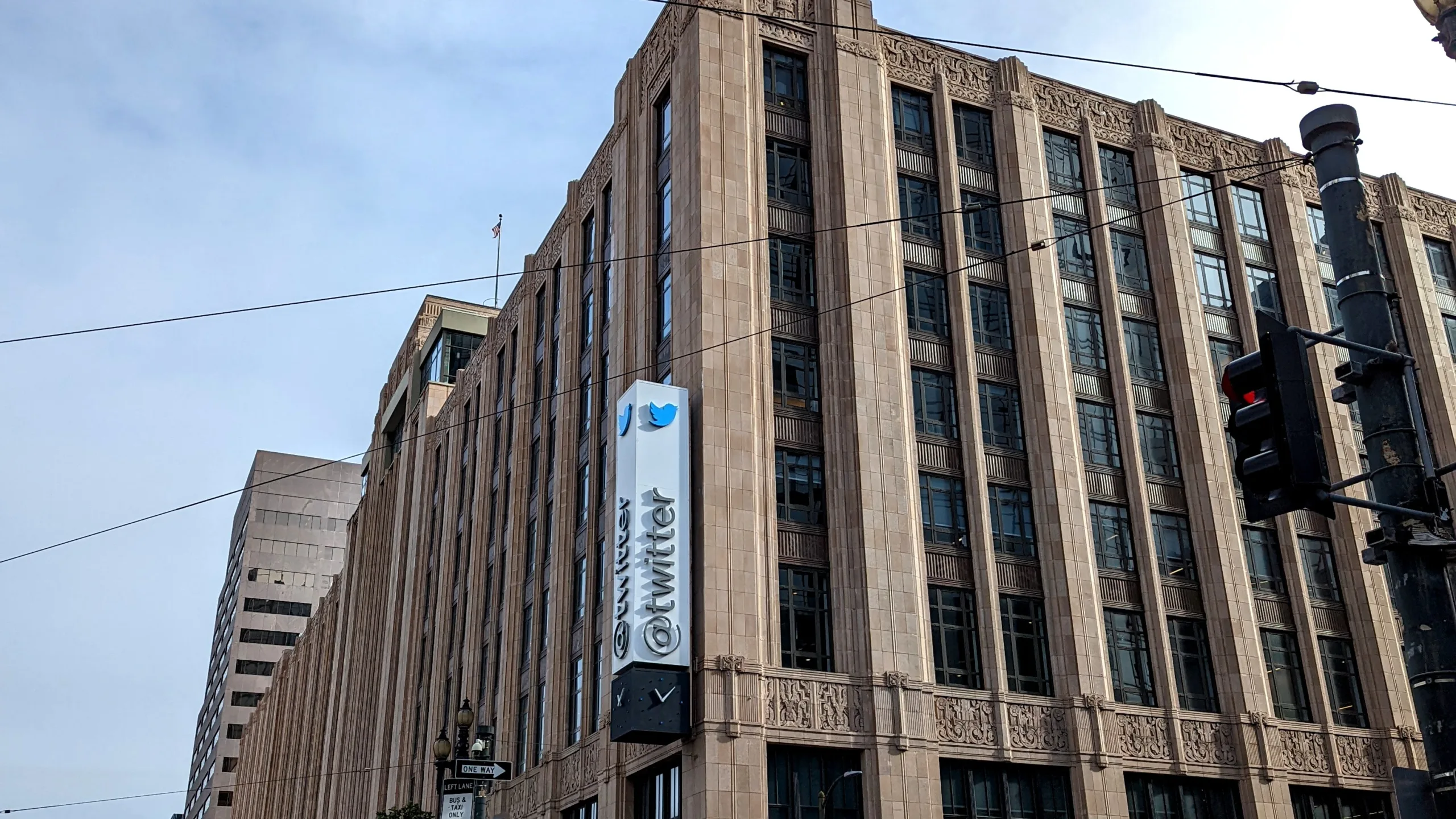 L'ancien siège de Twitter, devenu X, sur Market Street à San Francisco, en 2022