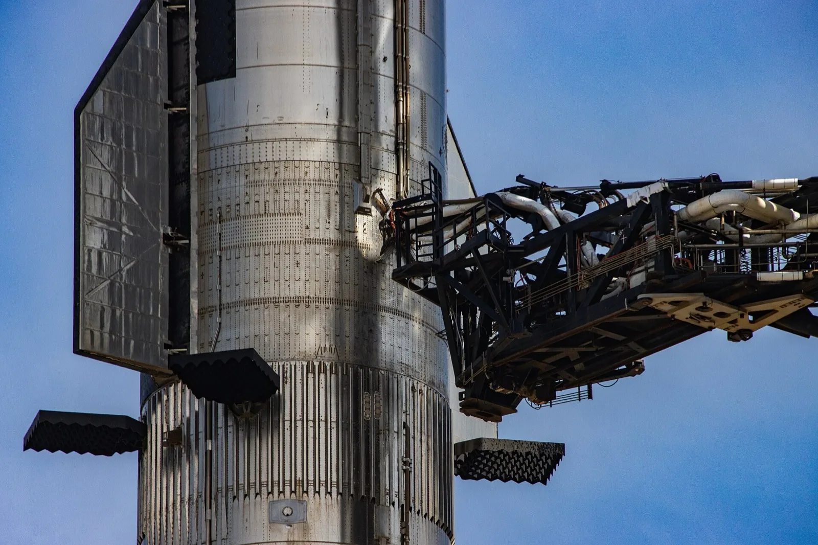 Le booster Super Heavy et le vaisseau Starship de SpaceX sur leur tour de lancement à Starbase, au Texas