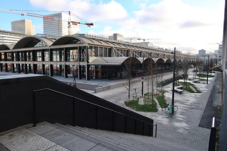 La halle Freyssinet, qui abrite Station F, dans le 13e arrondissement de Paris