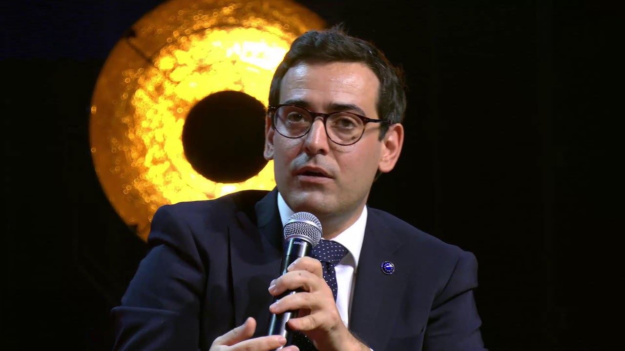 Stéphane Séjourné, vice-président de la Commission européenne, micro en main au Paris Automotive Summit 2026