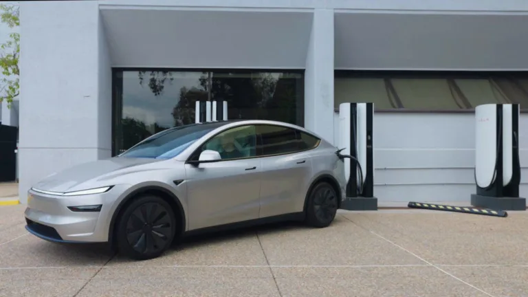 Un Tesla Model Y gris branché à un Superchargeur V4, image de présentation d’Emergency Drive Away