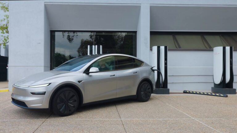 Un Tesla Model Y gris branché à un Superchargeur V4, image de présentation d’Emergency Drive Away