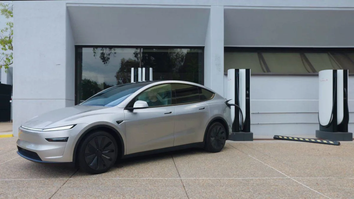 Un Tesla Model Y gris branché à un Superchargeur V4, image de présentation d’Emergency Drive Away