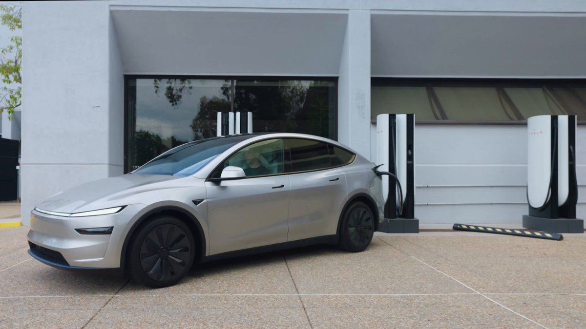 Un Tesla Model Y gris branché à un Superchargeur V4, image de présentation d’Emergency Drive Away