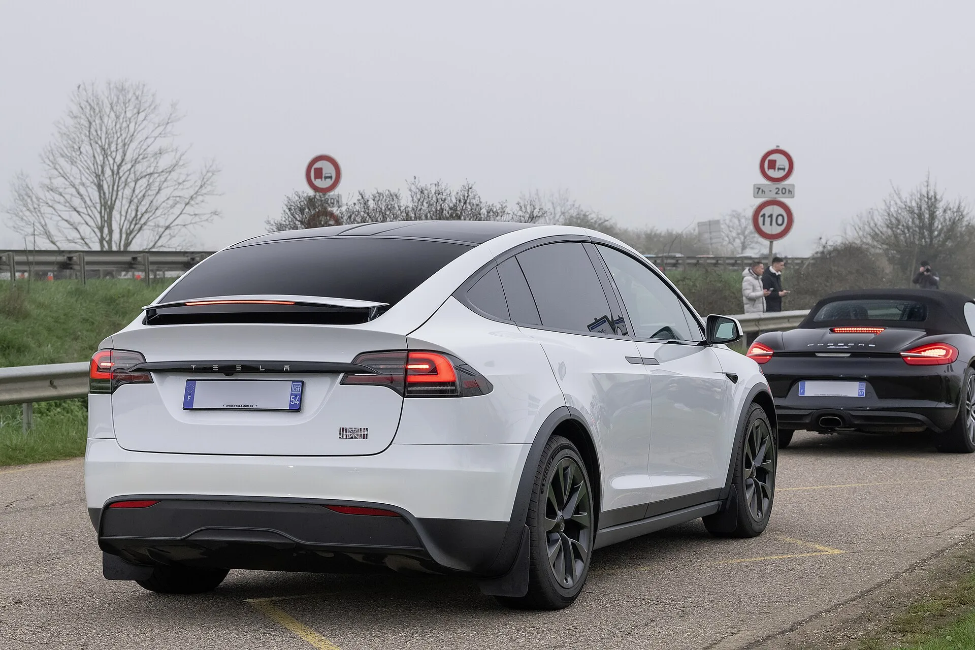 Un Tesla Model X Plaid blanc immatriculé en France, vu de trois quarts arrière