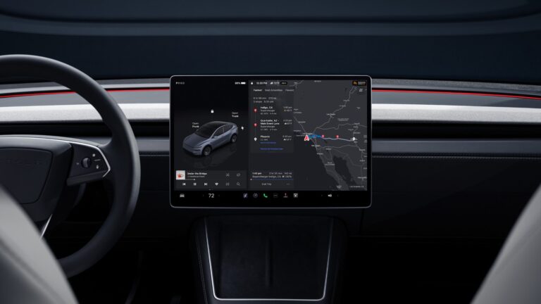 Gros plan sur l’écran tactile central d’un Tesla Model Y affichant la voiture, la musique et la carte