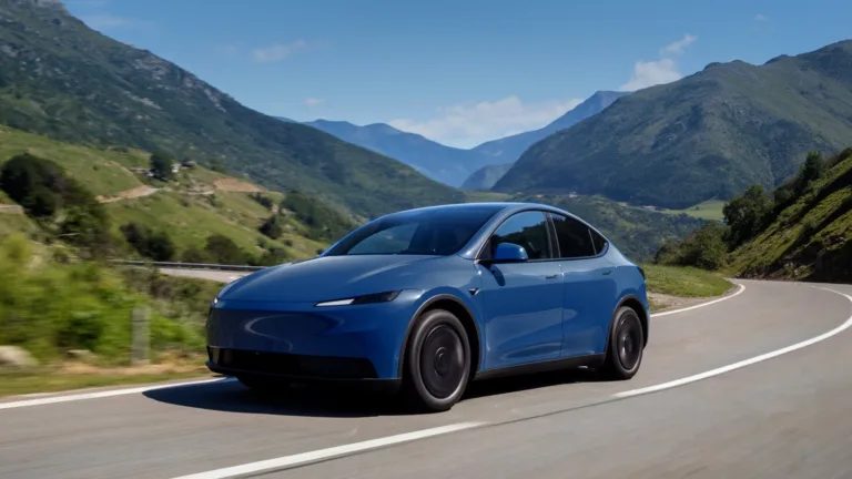Un Tesla Model Y bleu sur une route de montagne