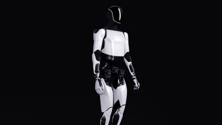 Robot humanoïde Tesla Optimus, blanc et noir, sur fond noir