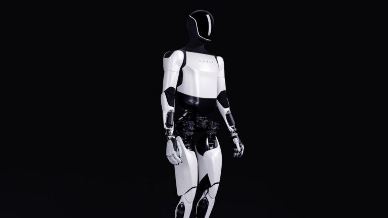 Robot humanoïde Tesla Optimus, blanc et noir, sur fond noir