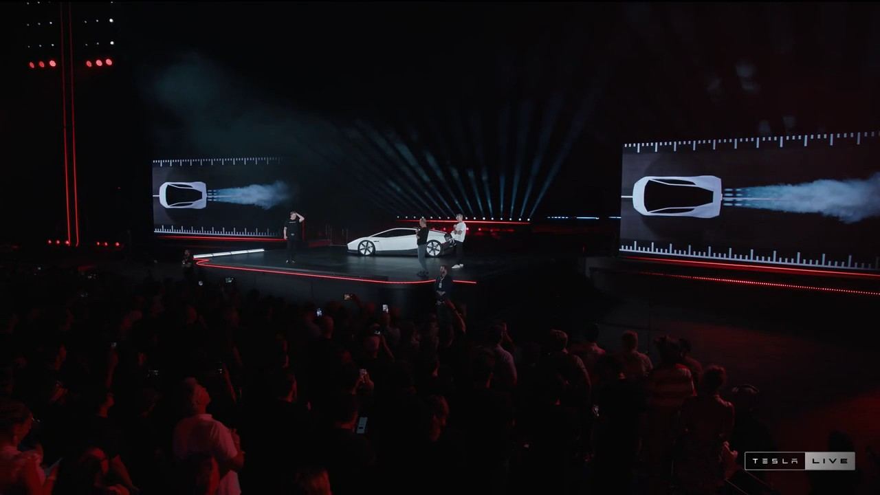 Le Tesla Roadster sur scène, les écrans montrant le jet des propulseurs arrière