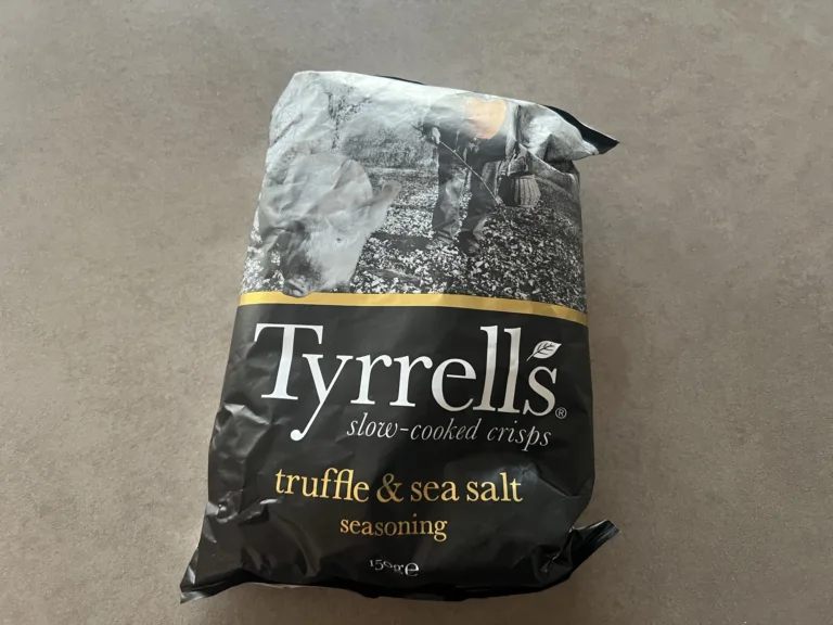 Un sachet de chips Tyrrells truffe et sel de mer