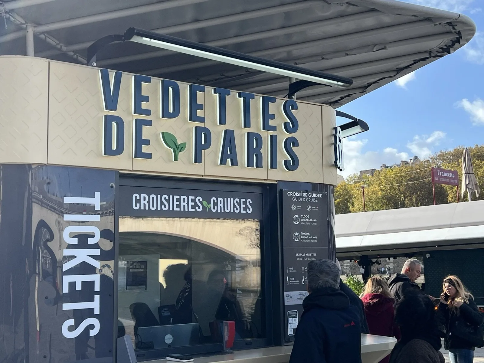 La billetterie des Vedettes de Paris au port de Suffren