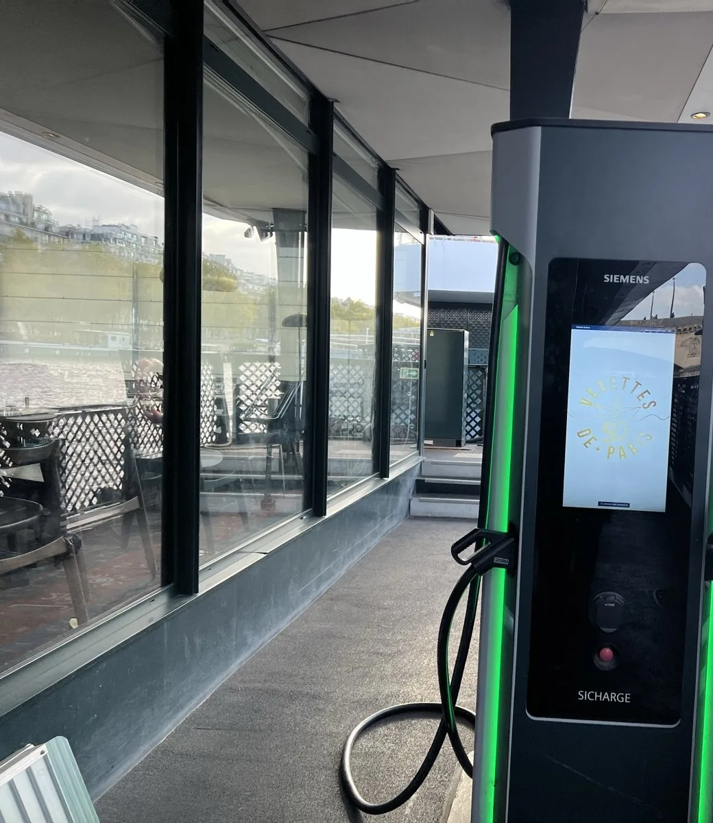 Une borne de recharge Siemens Sicharge aux couleurs des 50 ans des Vedettes de Paris, sur le ponton
