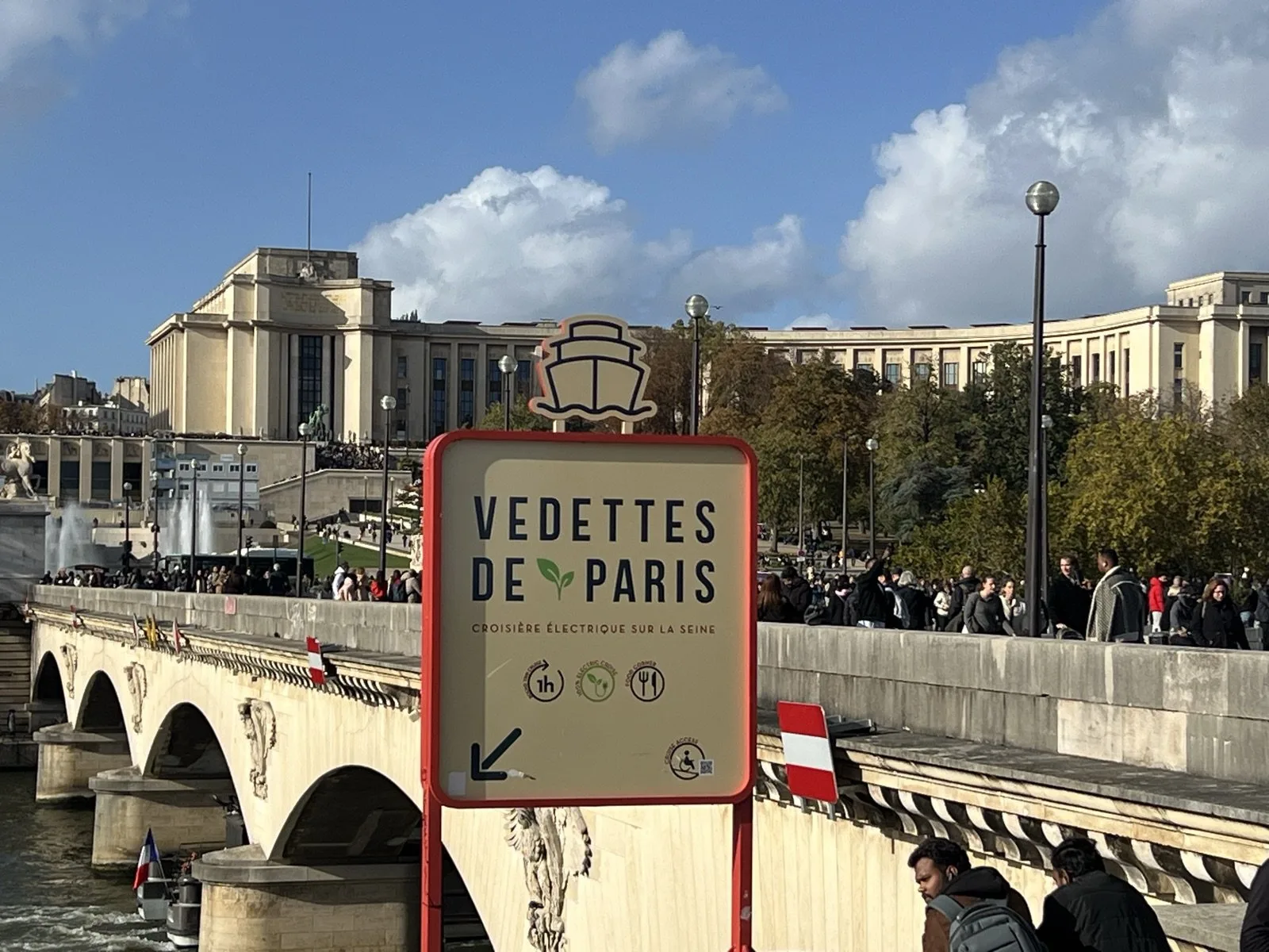 Le panneau des Vedettes de Paris près du pont d'Iéna, face au Trocadéro