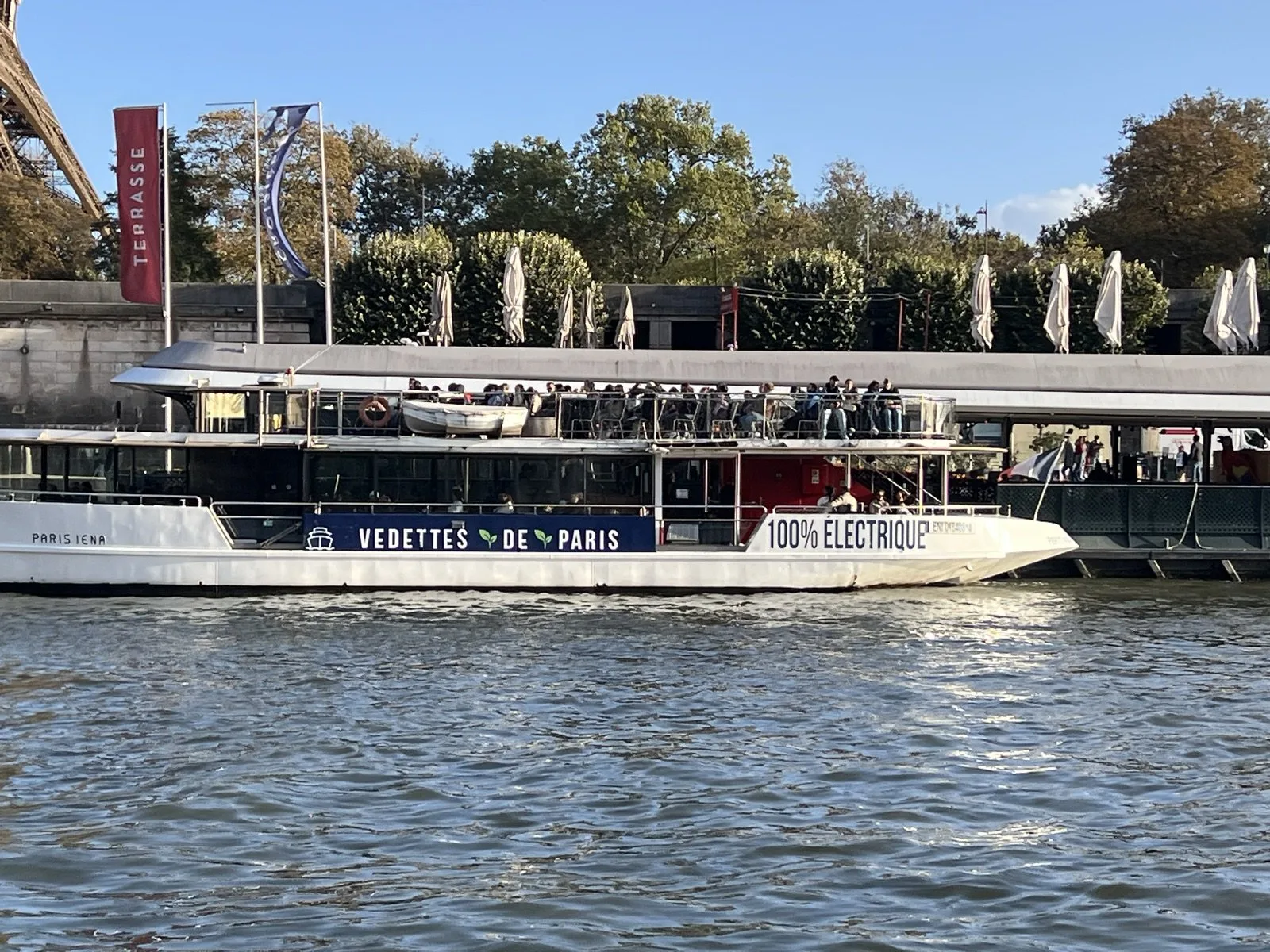 Le Paris Iéna, bateau 100 % électrique des Vedettes de Paris, à quai au port de Suffren