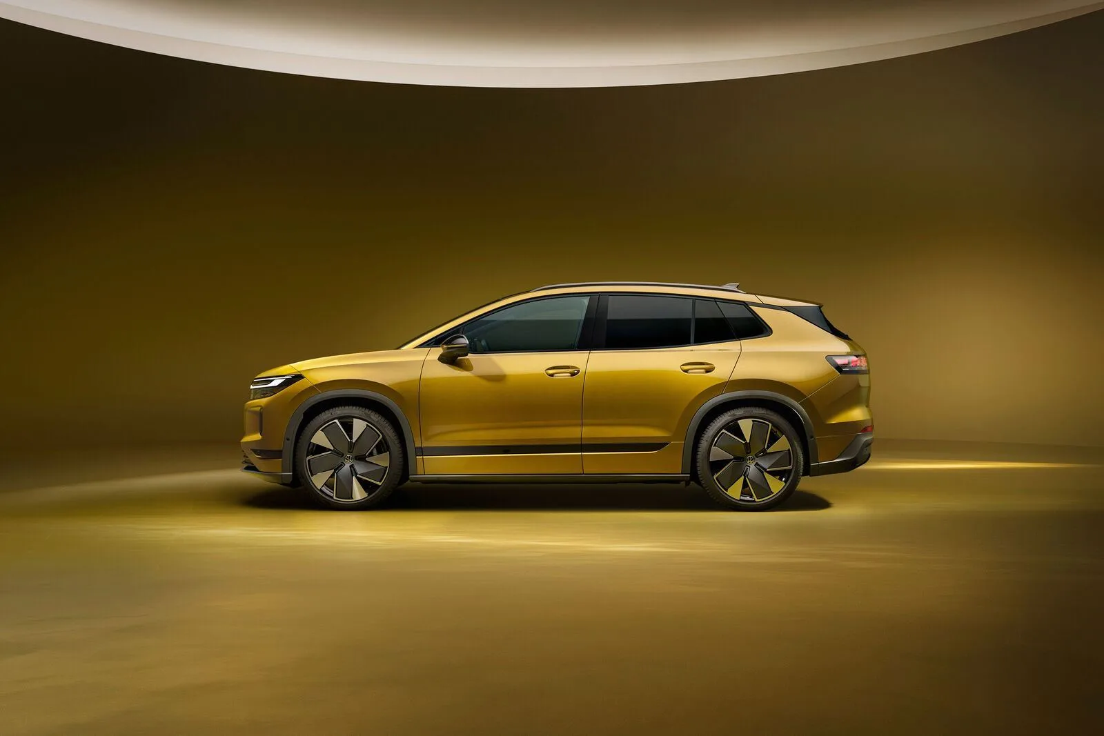 Volkswagen ID. Tiguan électrique doré vu de profil