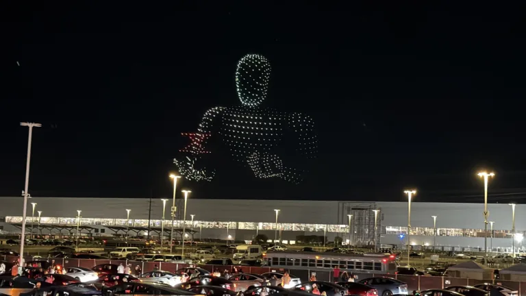 Spectacle de drones au-dessus de Giga Texas pendant le X Takeover 2026