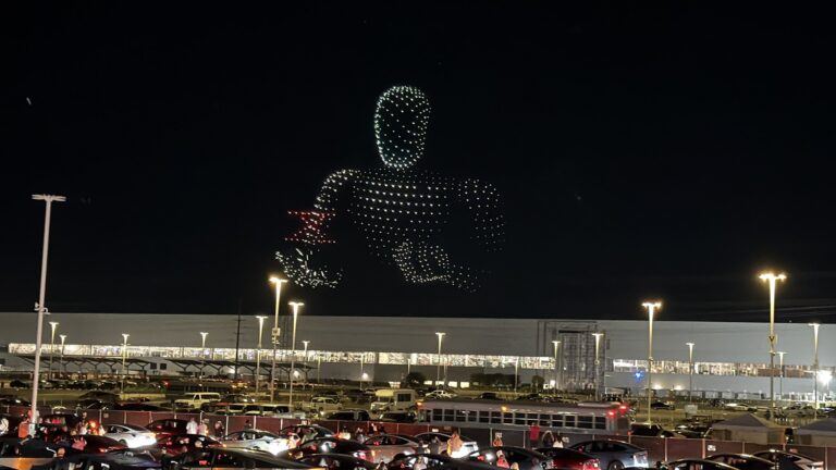 Spectacle de drones au-dessus de Giga Texas pendant le X Takeover 2026