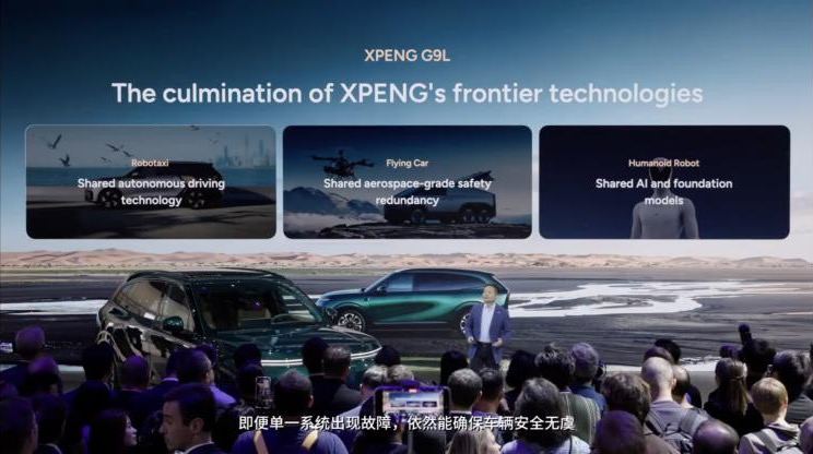 He Xiaopeng sur scène devant deux G9L et un écran présentant les technologies de XPeng