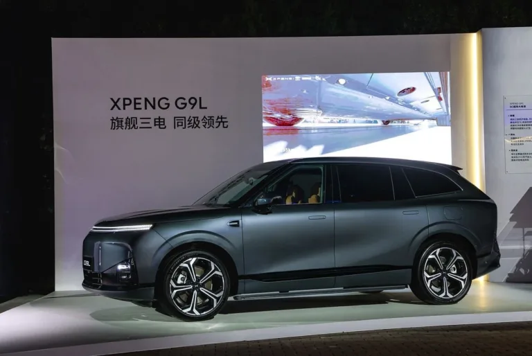 Le XPeng G9L, grand SUV électrique de XPeng, exposé de profil lors de son lancement en Chine