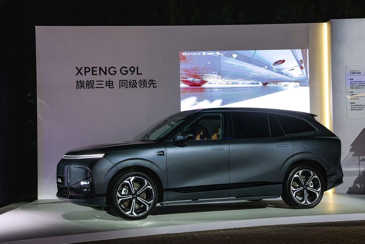 Le XPeng G9L, grand SUV électrique de XPeng, exposé de profil lors de son lancement en Chine
