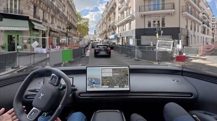 Vue depuis l'habitacle d'une XPeng roulant dans Paris avec la conduite assistée NGP
