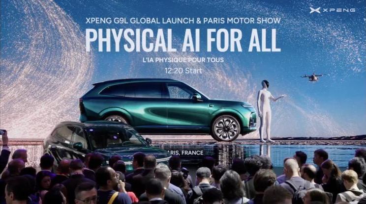 Les journalistes devant l'écran géant du stand XPeng au Mondial de l'Auto 2026