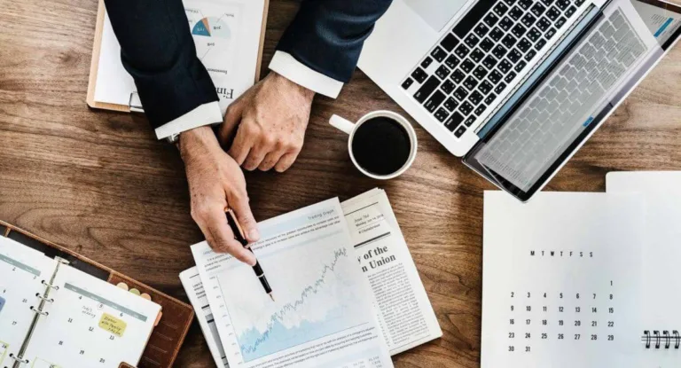 translate from French to English: invest in the stock market