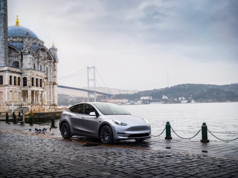 A new long-range Tesla Model Y arrives in Europe