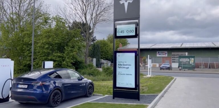 VIDEO of a first Tesla supercharger with an advertising screen