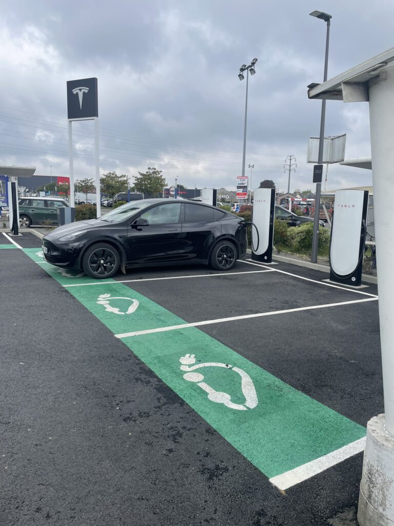 Tesla Supercharger in Dinan: immersive experience
