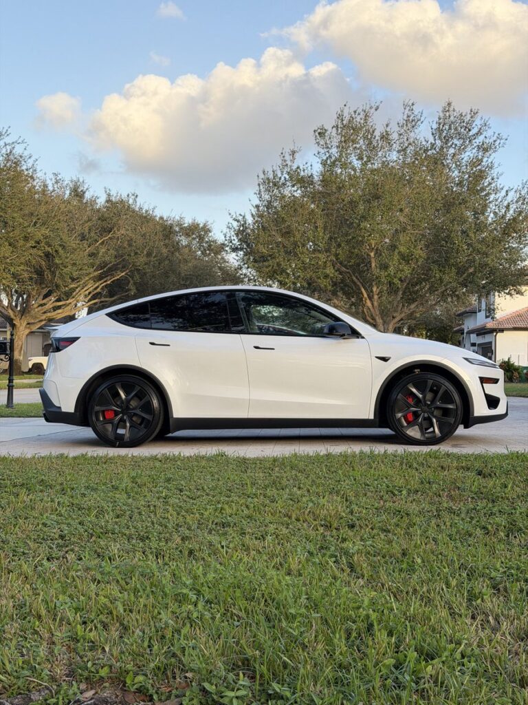 The Allure of Tesla’s Pearl White: A Feast for the Eyes and Performance Enthusiasts