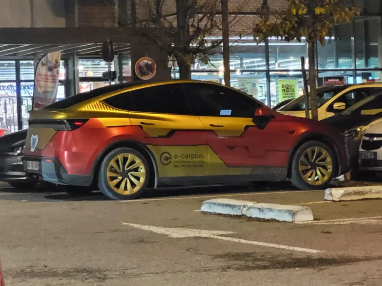 Tesla Model Y “Iron Man”: A Covering That Doesn’t Go Unnoticed